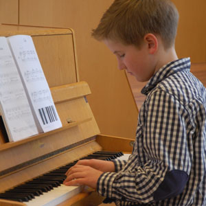 Schüler lernt Klavier im Klavierunterricht in Münster