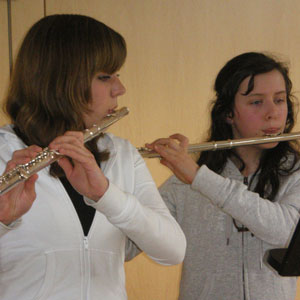 Schüler lernen Flöte im Flötenunterricht in Münster